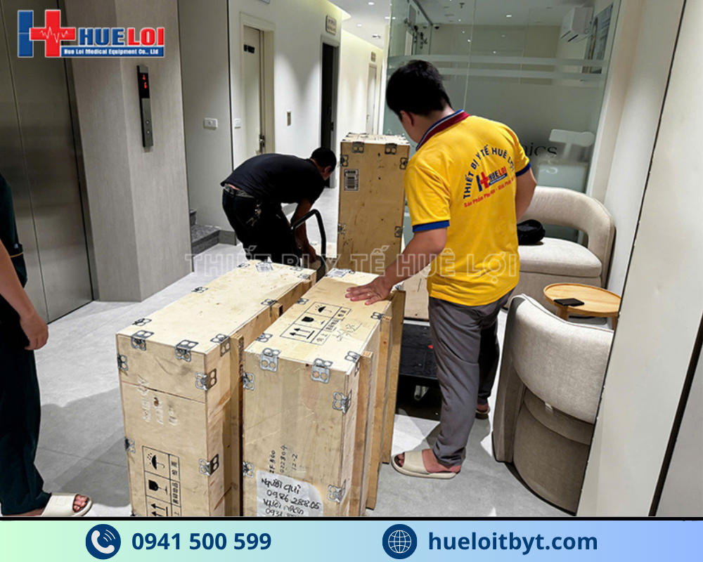 Huê Lợi bàn giao đèn phẫu thuật