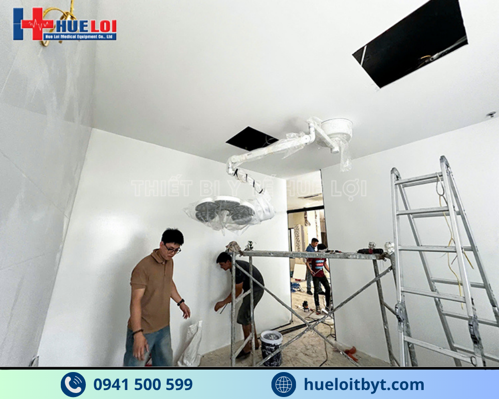 Huê Lợi bàn giao lắp đặt đèn mổ 5 cánh treo trần cho phòng khám
