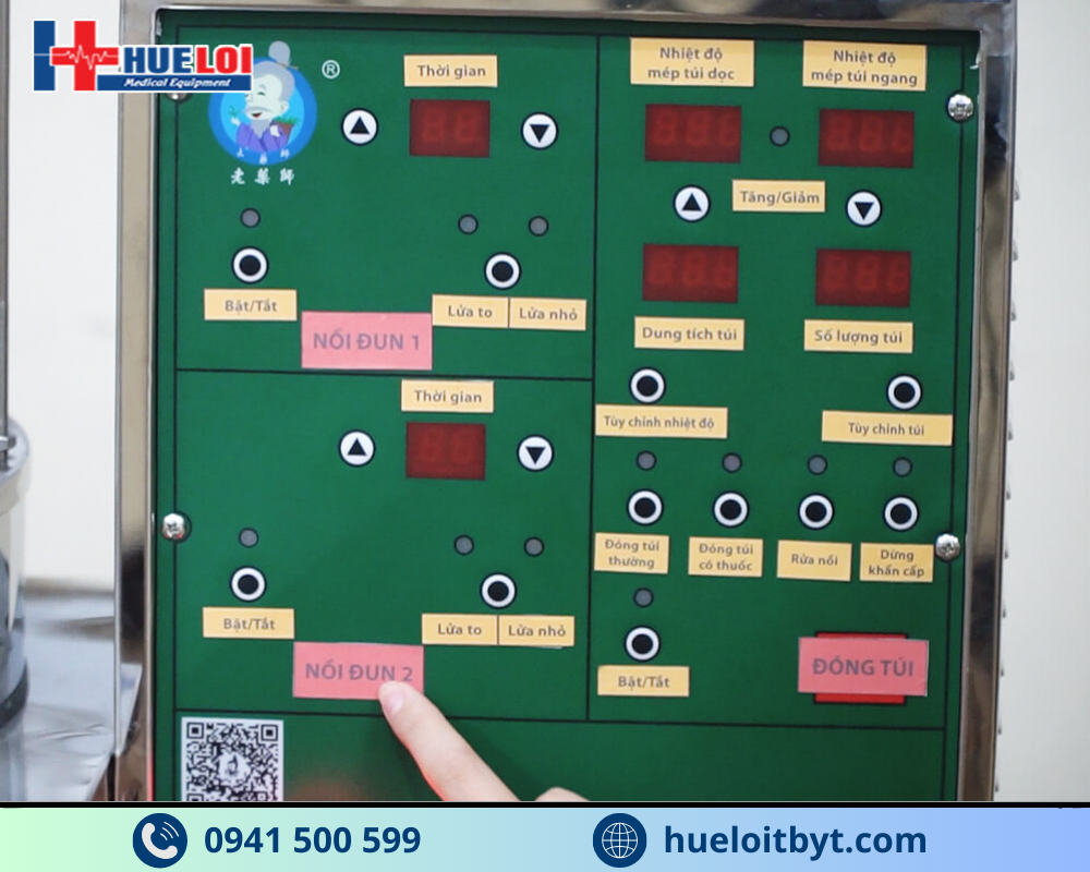 Bảng điều khiển của máy sắc thuốc kèm đóng túi 2 nồi đun