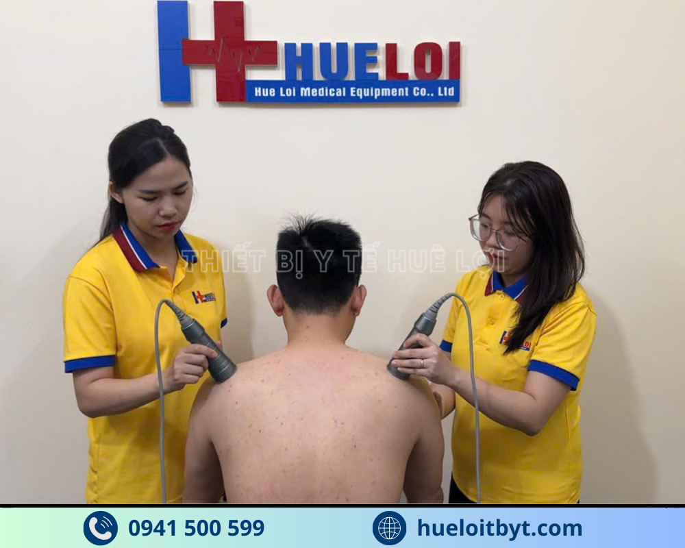 khách hàng trị liệu bằng máy siêu âm trị liệu được phân phối bởi Huê Lợi